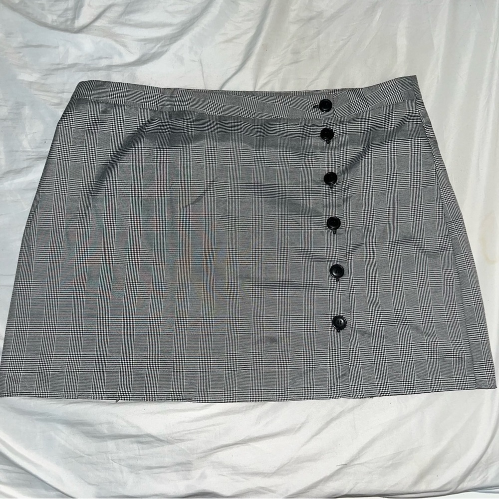 PLUS SIZE PLAID SHORT SKIRT